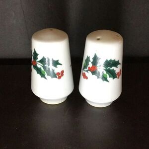 Salt and pepper shaker ￼vintage holly leaf’s and berries